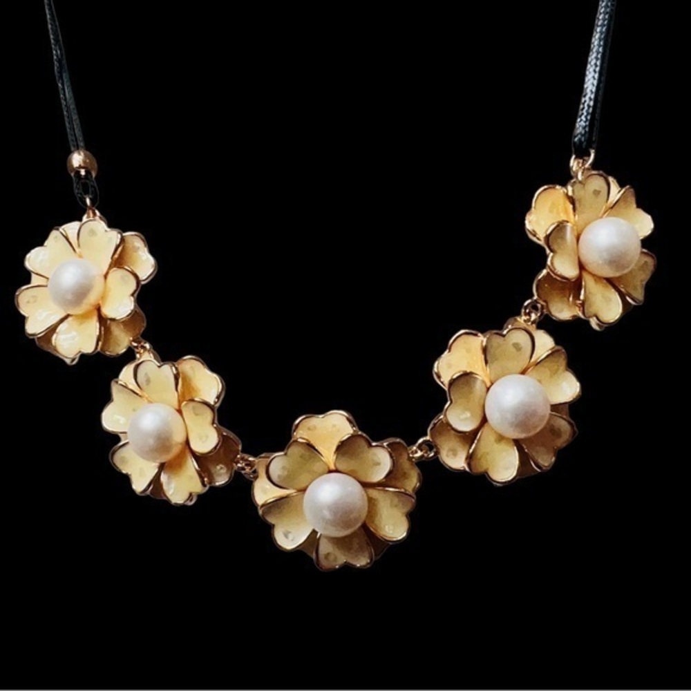 Natural 10mm freshwater Pearls & mother of pearl Flower necklace